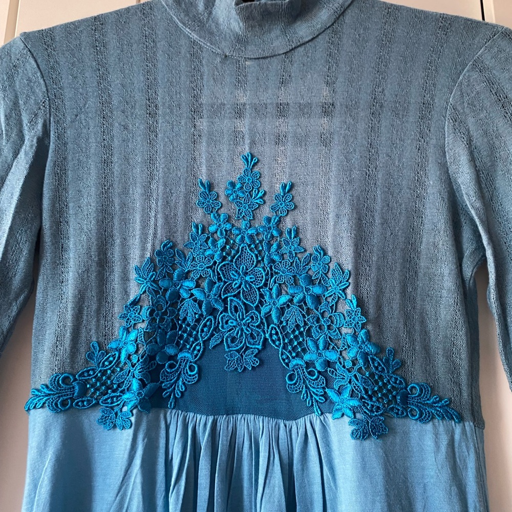 FREE PEOPLE Vintage Top Long Sleeve Keyhole Back front Lace Detail Size S - Picture 2 of 12